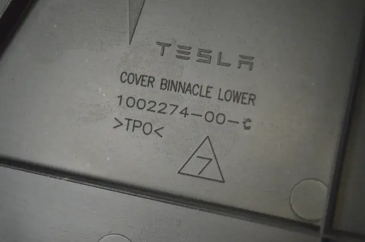 Tesla Model S (2012 - 2016) 100227400C Прочие детали салона — фото 6