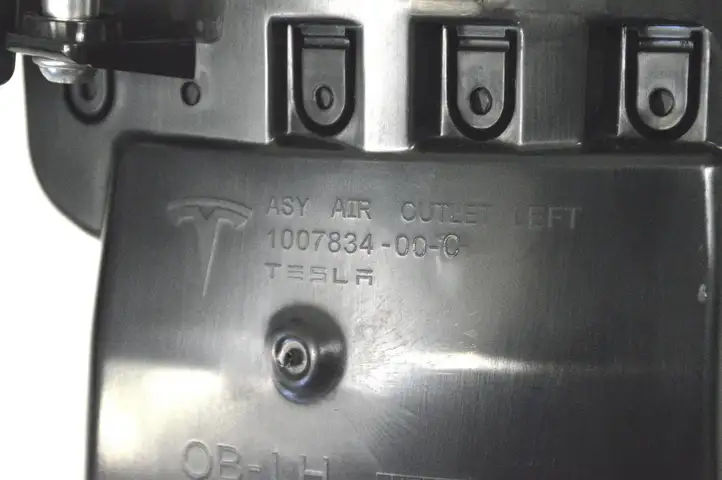 Tesla Model S (2012 - 2016) 100783400C Воздушная решетка панели — фото 6