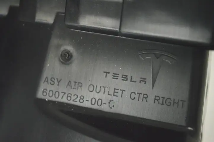 Tesla Model S (2012 - 2016) 600762800C Воздушная решетка панели — фото 6