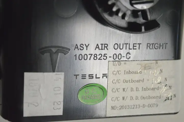 Tesla Model S (2012 - 2016) 100782500C Воздушная решетка панели — фото 6