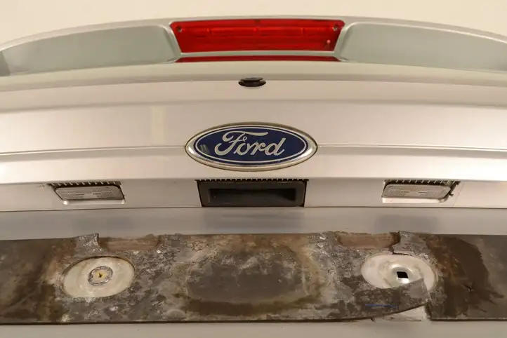 Ford Fiesta (2013 - 2017) Крышка багажника — фото 10