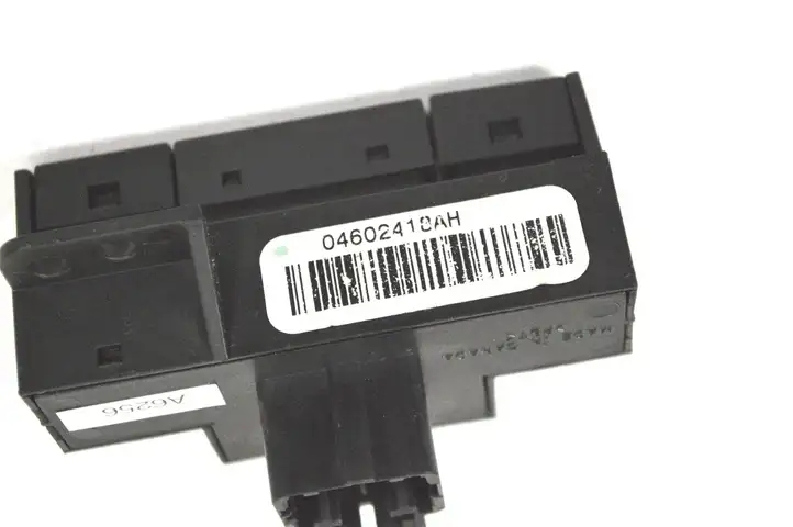 Chrysler 300 - 300C (2005 - 2011) 04602418AH Кнопка фаркопа в багажнике — фото 6