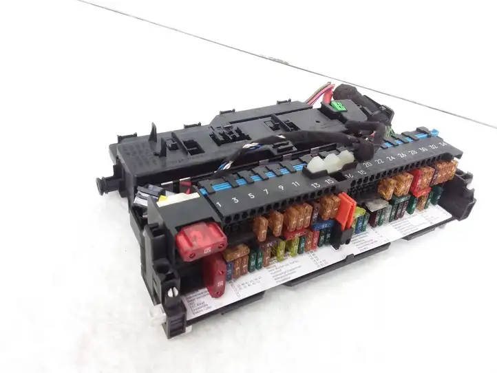 BMW 3 E46 (1998 - 2005)  8364540 Блок предохранителей