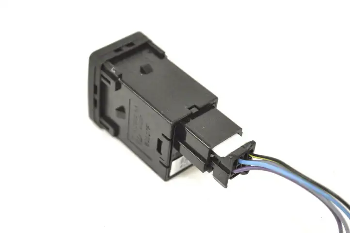 Nissan Juke I F15 (2010 - 2018) 4CL0A Кнопка фаркопа в багажнике — фото 3