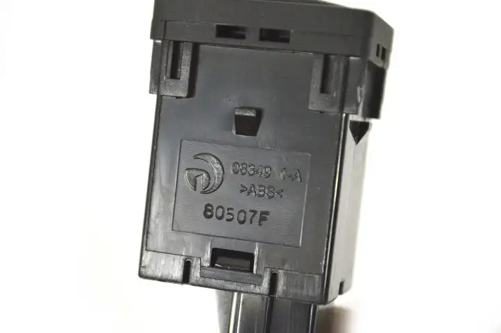 Nissan Juke I F15 (2010 - 2018) 4CL0A Кнопка фаркопа в багажнике — фото 6