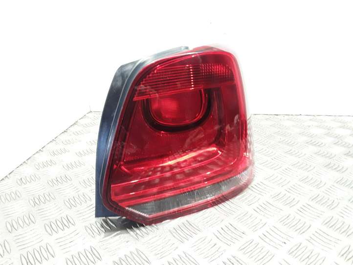 Volkswagen Cross Polo (2009 - 2018)  6R0945258 Задний фонарь в кузове
