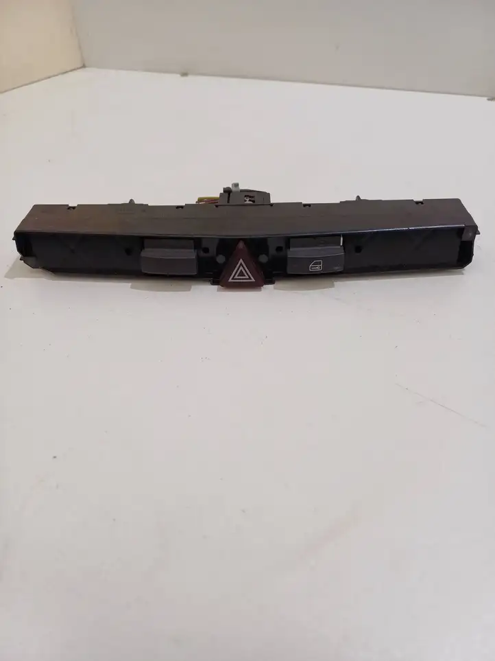 Opel Astra H (2004 - 2009) 03758075 Включатель аварийных фонарей — фото 1