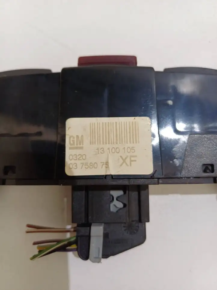 Opel Astra H (2004 - 2009) 03758075 Включатель аварийных фонарей — фото 2