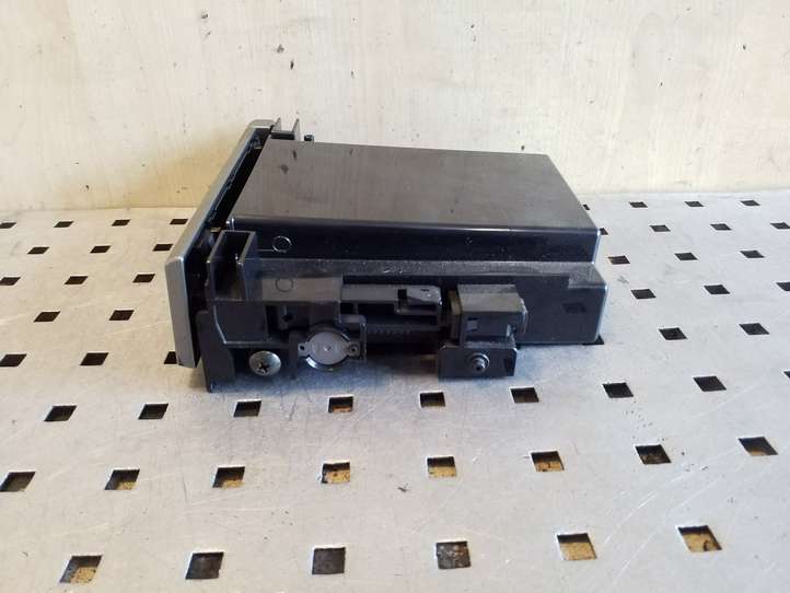 Subaru Forester SG (2003 - 2005)  D030418A0535 Ящик для вещей