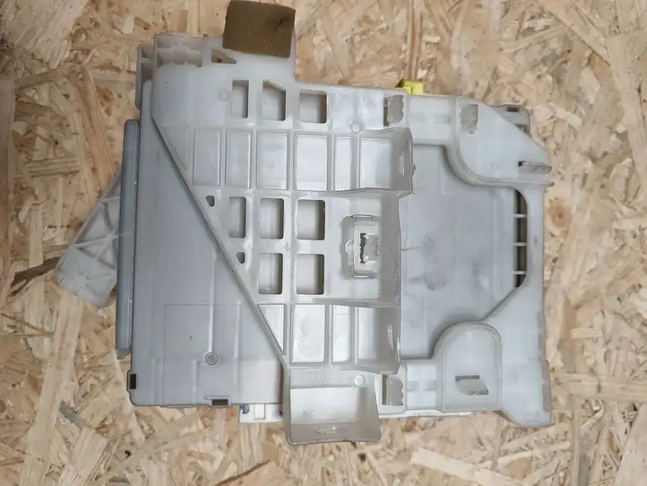 Toyota Prius (XW30) (2009 - 2015) 8922147140 Модуль комфорта — фото 4