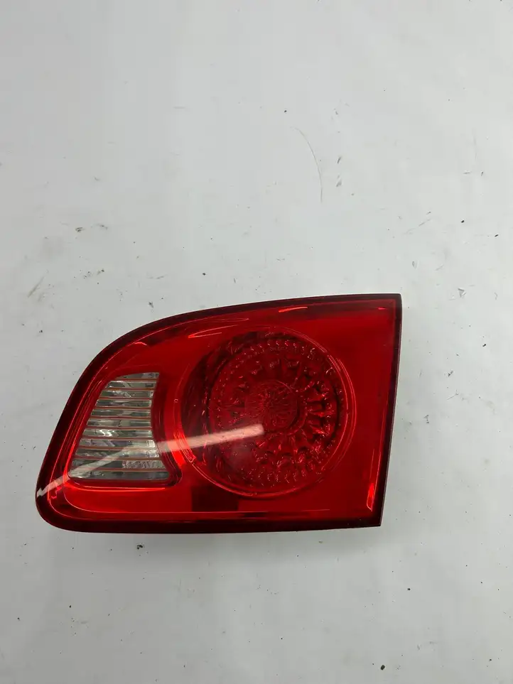 Hyundai Santa Fe (2005 - 2009) 924062B000 Задний фонарь в крышке багажника — фото 1
