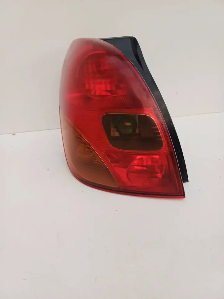 Toyota Corolla Verso E121 (2004 - 2007) 1827 Задний фонарь в кузове — фото 1