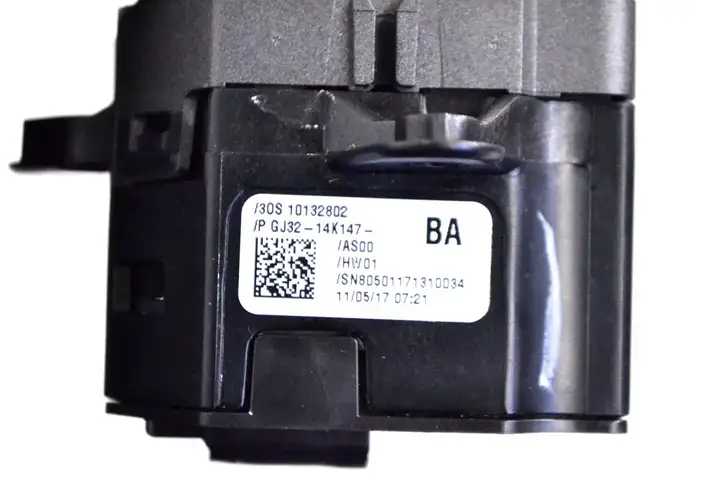 Land Rover Range Rover Evoque L538 (2015 - 2018) GJ3214K147BA Кнопка фаркопа в багажнике — фото 6