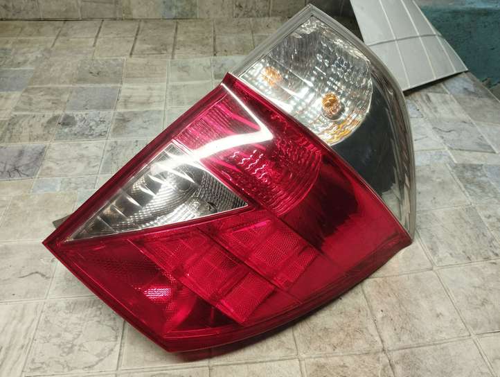 Honda FR-V (2004 - 2009)   Задний фонарь в кузове