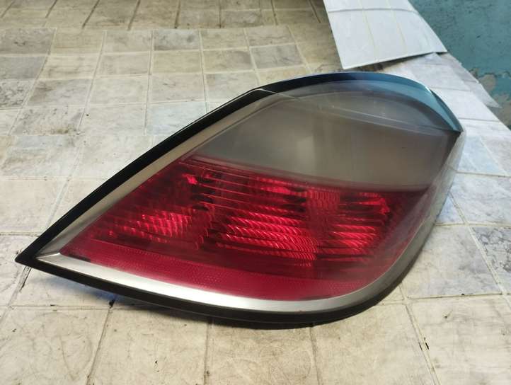 Opel Astra (2004 - 2009)  24451837 Задний фонарь в кузове