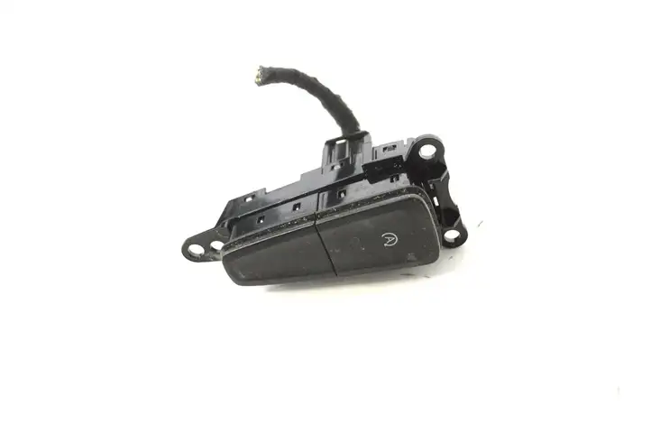 Ford Focus (2011 - 2015) F1ET11B573AA Кнопка фаркопа в багажнике — фото 1