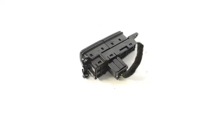 Ford Focus (2011 - 2015) F1ET11B573AA Кнопка фаркопа в багажнике — фото 3
