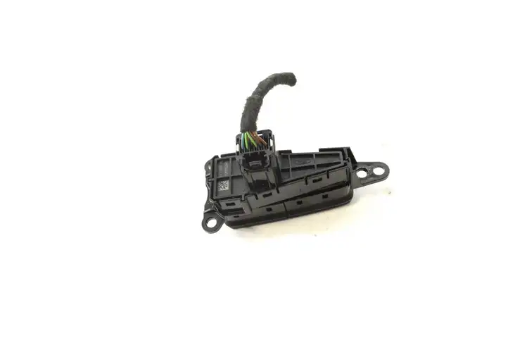 Ford Focus (2011 - 2015) F1ET11B573AA Кнопка фаркопа в багажнике — фото 4