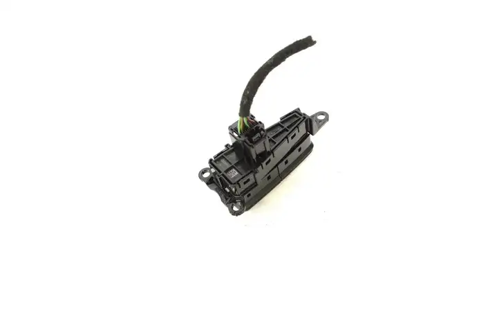 Ford Focus (2011 - 2015) F1ET11B573AA Кнопка фаркопа в багажнике — фото 3