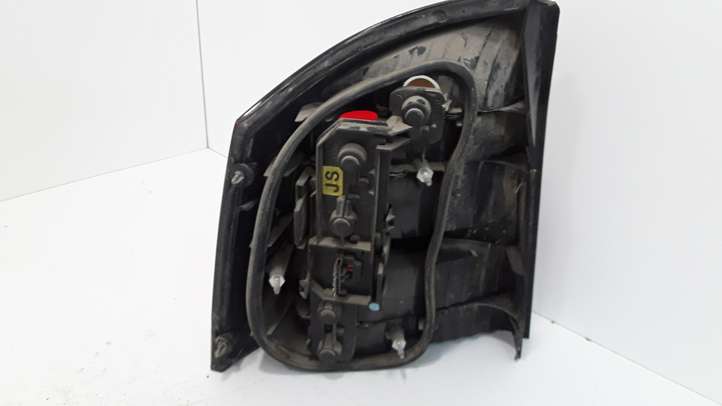 Opel Vectra (2002 - 2005)  13130646 Задний фонарь в кузове