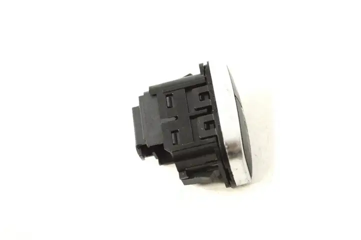 Ford Focus (2011 - 2015) F1ET14017BB Кнопка фаркопа в багажнике — фото 2