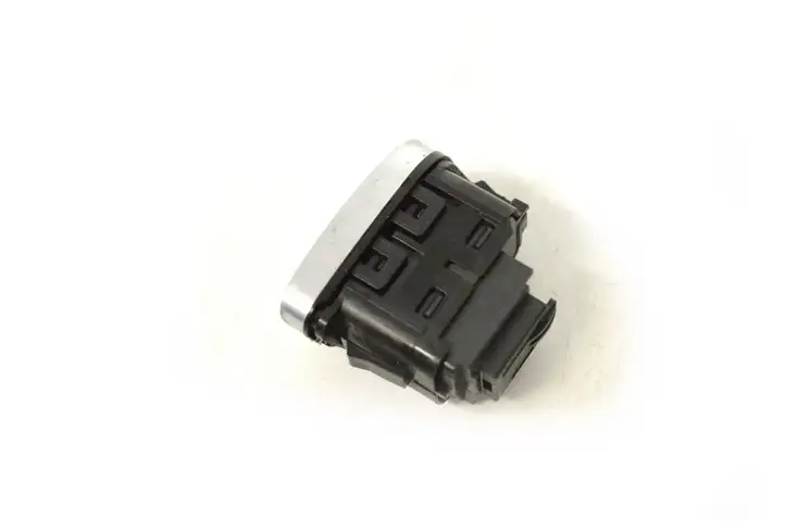 Ford Focus (2011 - 2015) F1ET14017BB Кнопка фаркопа в багажнике — фото 3