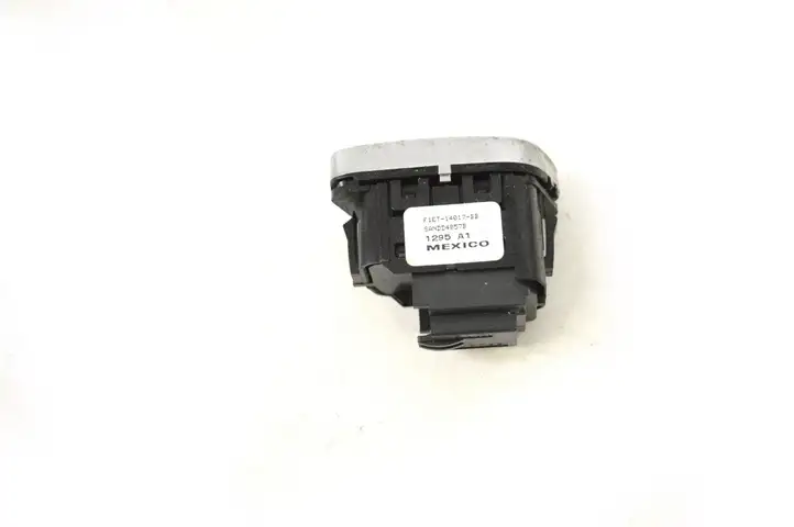 Ford Focus (2011 - 2015) F1ET14017BB Кнопка фаркопа в багажнике — фото 4