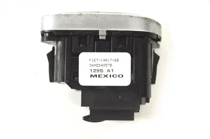 Ford Focus (2011 - 2015) F1ET14017BB Кнопка фаркопа в багажнике — фото 6