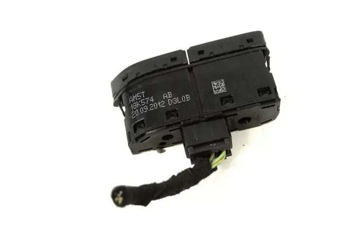 Ford Focus (2011 - 2015) AM5T18K574AB Кнопка фаркопа в багажнике — фото 2