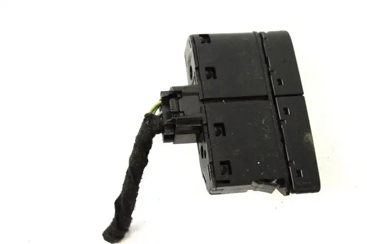 Ford Focus (2011 - 2015) AM5T18K574AB Кнопка фаркопа в багажнике — фото 3