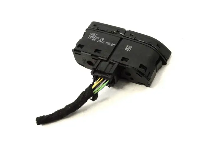 Ford Focus (2011 - 2015) AM5T14B436FB Кнопка фаркопа в багажнике — фото 2