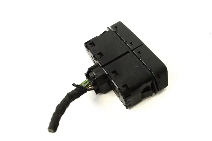 Ford Focus (2011 - 2015) AM5T14B436FB Кнопка фаркопа в багажнике — фото 3