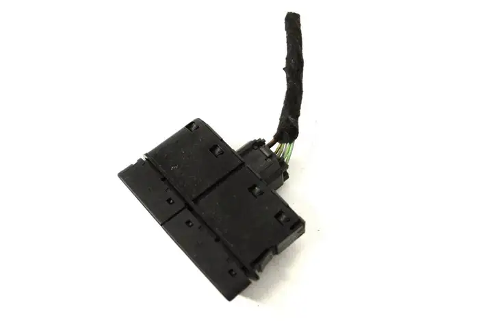 Ford Focus (2011 - 2015) AM5T14B436FB Кнопка фаркопа в багажнике — фото 4