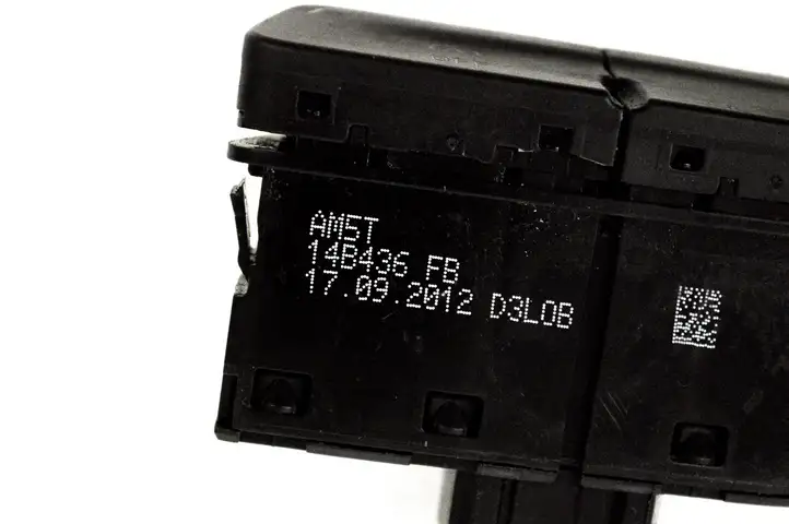Ford Focus (2011 - 2015) AM5T14B436FB Кнопка фаркопа в багажнике — фото 5