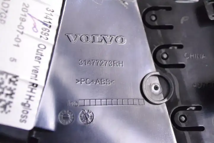 Volvo XC60 (2017 - ) 31477273 Воздушная решетка панели — фото 5