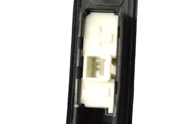 Toyota Prius (XW30) (2009 - 2015) 0506P44 Кнопка закрытия багажника — фото 4