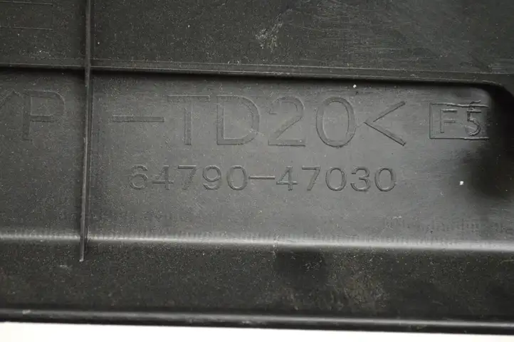 Toyota Prius (XW30) (2009 - 2015) 6479047030 Задняя боковая обшивка салона — фото 5
