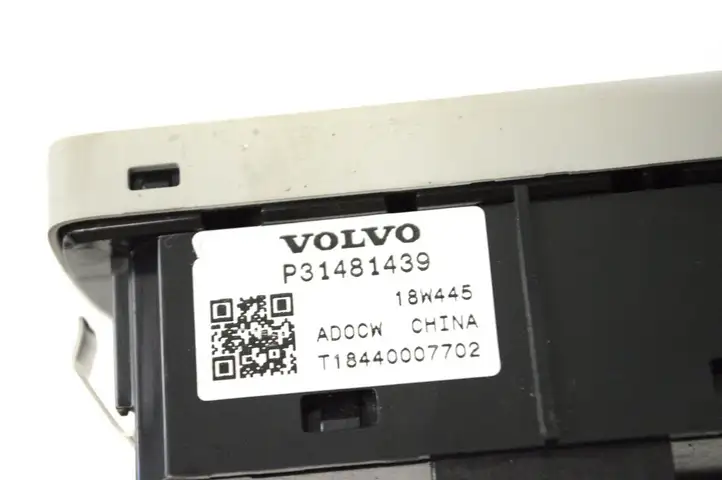 Volvo XC40 (2017 - ) 31481439 Кнопка фаркопа в багажнике — фото 4