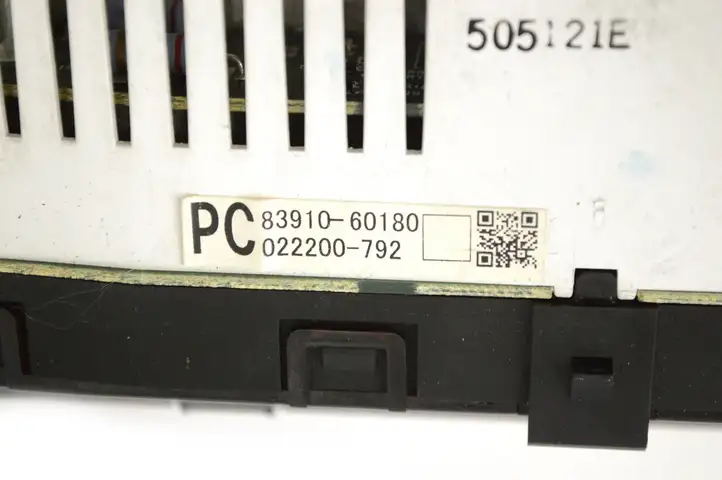 Toyota Land Cruiser (J120) (2002 - 2009) 8391060180 Автомобильные часы — фото 5