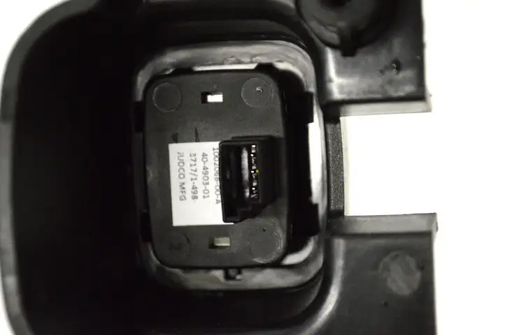 Tesla Model X (2015 - 2021) 100206600A Кнопка фаркопа в багажнике — фото 4