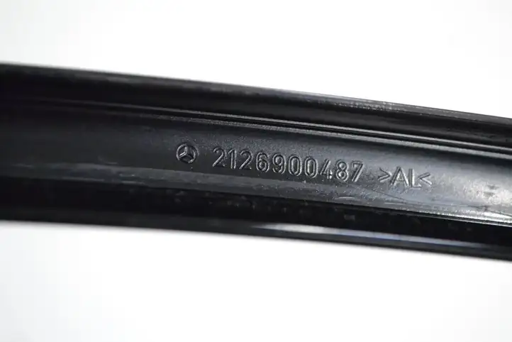 Mercedes-Benz E W212 (2009 - 2016) A2126900487 Накладка стекла задней двери — фото 5
