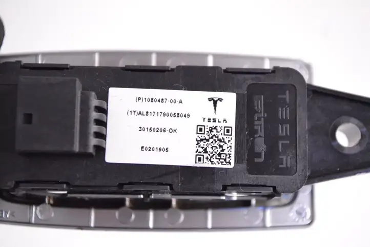 Tesla Model X (2015 - 2021) 108048700A Кнопка фаркопа в багажнике — фото 5