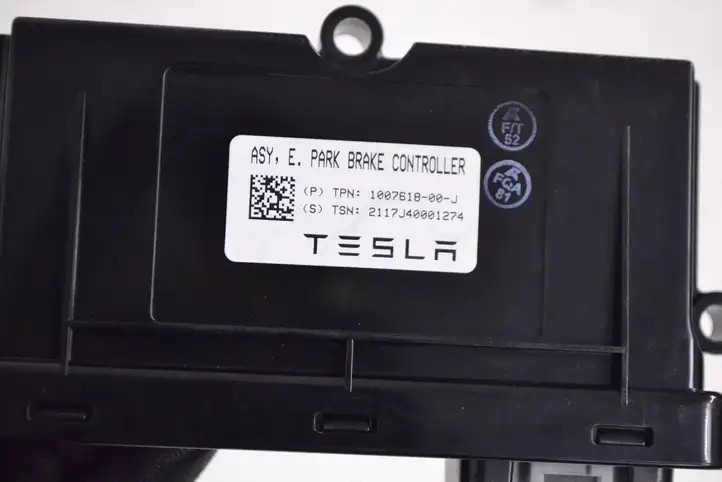 Tesla Model X (2015 - 2021) 100761800J Блок управления стояночным тормозом (EPB) — фото 5