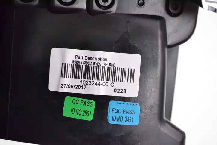 Tesla Model X (2015 - 2021) 102324400C Воздушная решетка панели — фото 5