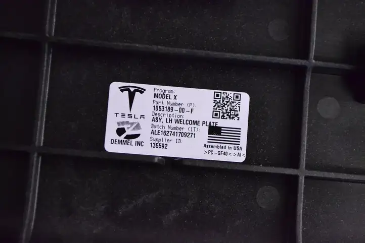 Tesla Model X (2015 - 2021) 105318900F Верхняя обшивка стойки B — фото 5