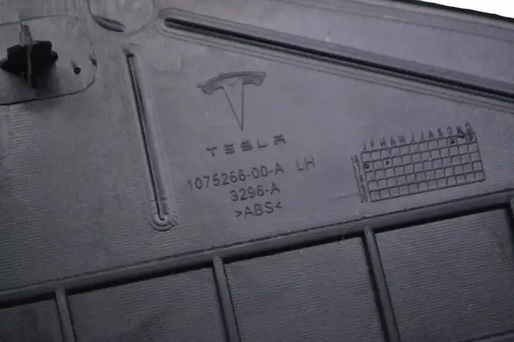Tesla Model X (2015 - 2021) 107526600A Задняя боковая обшивка салона — фото 5