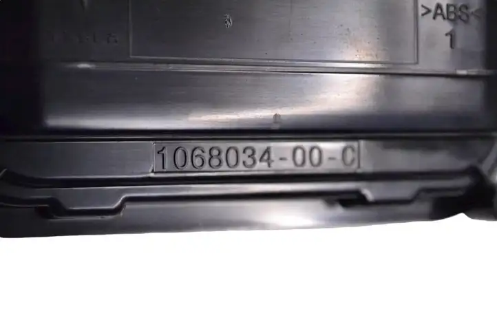 Tesla Model X (2015 - 2021) 106803400C Вентиляционная решетка кузова — фото 5