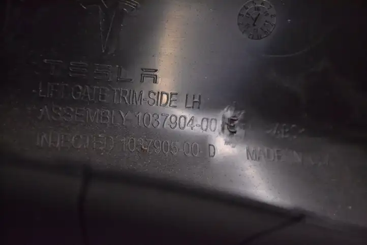 Tesla Model X (2015 - 2021) 103790400E Задняя боковая обшивка салона — фото 5