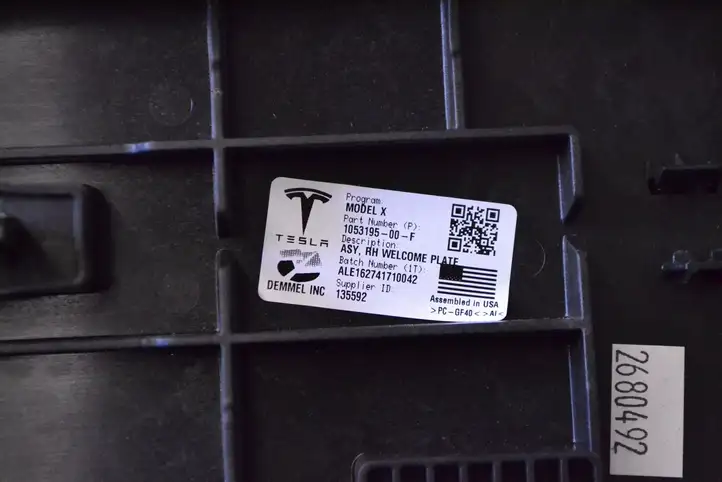 Tesla Model X (2015 - 2021) 105319500F Внутренняя отделка переднего порога — фото 6