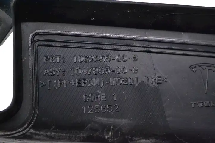 Tesla Model X (2015 - 2021) 106235600B Задняя боковая обшивка салона — фото 6